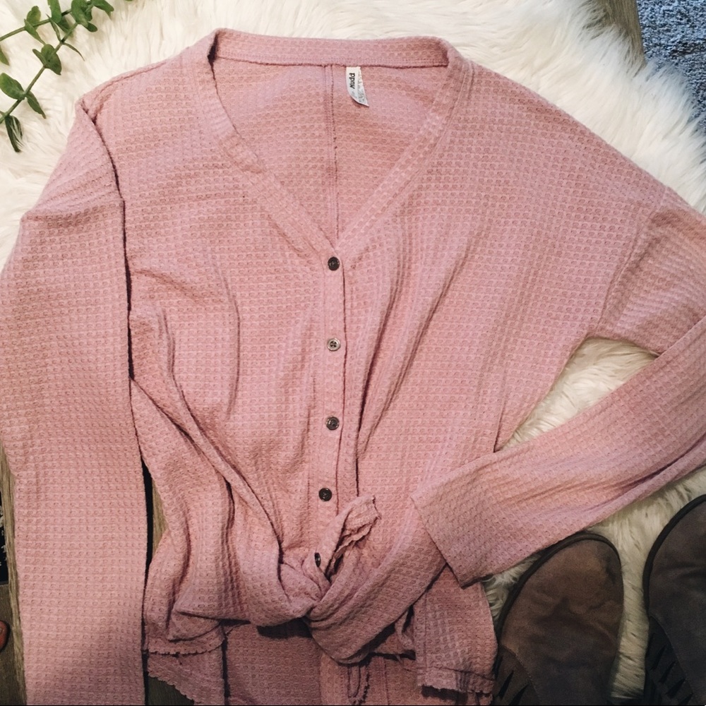 COLD WEATHER HOST PICK❄️❄️ Pink tie up shirt